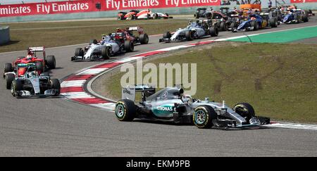 Shanghai, Chine. Apr 12, 2015. Lewis Hamilton pilote Mercedes AMG (en bas) de la Grande-Bretagne durs au cours de la Chinese Grand Prix de Formule 1 au Circuit International de Shanghai à Shanghai, Chine, le 12 avril 2015. Hamilton a remporté la course en 1 heure 39 minutes 42,008 secondes. Credit : Fan Jun/Xinhua/Alamy Live News Banque D'Images