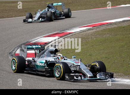 Shanghai, Chine. Apr 12, 2015. Lewis Hamilton pilote Mercedes AMG (en bas) de la Grande-Bretagne durs au cours de la Chinese Grand Prix de Formule 1 au Circuit International de Shanghai à Shanghai, Chine, le 12 avril 2015. Hamilton a remporté la course en 1 heure 39 minutes 42,008 secondes. Credit : Fan Jun/Xinhua/Alamy Live News Banque D'Images