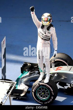 Shanghai, Chine. Apr 12, 2015. Lewis Hamilton pilote Mercedes AMG de la Grande-Bretagne célèbre remportant le Grand Prix de Formule Un chinois au Circuit International de Shanghai à Shanghai, Chine, le 12 avril 2015. Hamilton a remporté la course en 1 heure 39 minutes 42,008 secondes. Credit : Fan Jun/Xinhua/Alamy Live News Banque D'Images