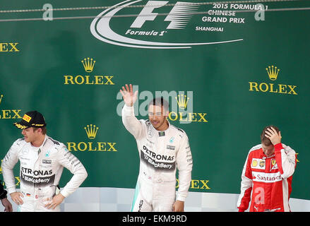 Shanghai, Chine. Apr 12, 2015. Lewis Hamilton pilote Mercedes AMG (C) de la Grande-Bretagne pose sur le podium après avoir remporté le Grand Prix de Formule Un chinois au Circuit International de Shanghai à Shanghai, Chine, le 12 avril 2015. Hamilton a remporté la course en 1 heure 39 minutes 42,008 secondes. Credit : Fan Jun/Xinhua/Alamy Live News Banque D'Images