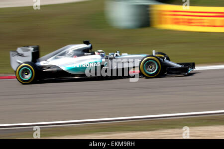 Shanghai, Chine. Apr 12, 2015. Lewis Hamilton pilote Mercedes AMG d'Angleterre durs au cours de la Chinese Grand Prix de Formule 1 au Circuit International de Shanghai à Shanghai, Chine, le 12 avril 2015. Hamilton a remporté la course en 1 heure 39 minutes 42,008 secondes. Credit : Fan Jun/Xinhua/Alamy Live News Banque D'Images