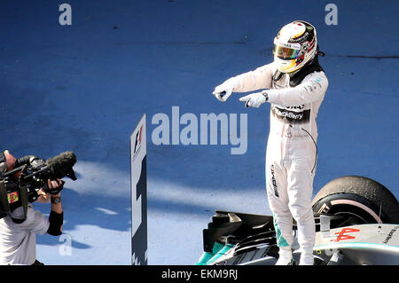 Shanghai, Chine. Apr 12, 2015. Lewis Hamilton pilote Mercedes AMG de la Grande-Bretagne célèbre après avoir remporté le Grand Prix de Formule Un chinois au Circuit International de Shanghai à Shanghai, Chine, le 12 avril 2015. Hamilton a remporté la course en 1 heure 39 minutes 42,008 secondes. Credit : Fan Jun/Xinhua/Alamy Live News Banque D'Images