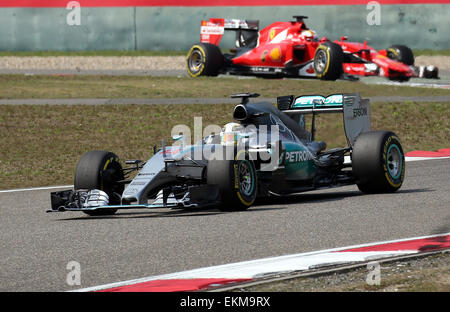 Shanghai, Chine. Apr 12, 2015. Lewis Hamilton pilote Mercedes AMG (en bas) de la Grande-Bretagne durs au cours de la Chinese Grand Prix de Formule 1 au Circuit International de Shanghai à Shanghai, Chine, le 12 avril 2015. Hamilton a remporté la course en 1 heure 39 minutes 42,008 secondes. Credit : Fan Jun/Xinhua/Alamy Live News Banque D'Images