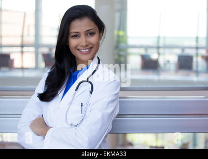 Closeup portrait of smiling confident female friendly, médecin, professionnel de la santé avec labcoat stéthoscope et les bras croisés Banque D'Images