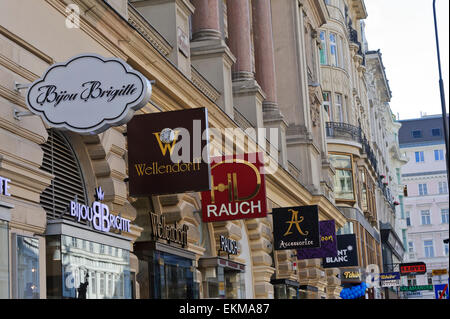 Une rangée de boutique de signes dans le quartier commercial, Vienne, Autriche. Banque D'Images