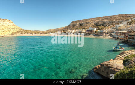 Matala, célèbre pour ses formations de grès impressionnantes falaises rocheuses et grottes, vue de la baie de Messara, Crète, Grèce. Banque D'Images