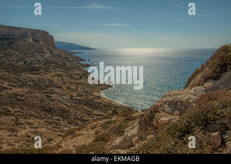 Dernière lumière du soleil sur la mer de Libye et vue sur la plage rouge, situé sur le sud de Matala, sur l'île de Crète, Grèce. Banque D'Images