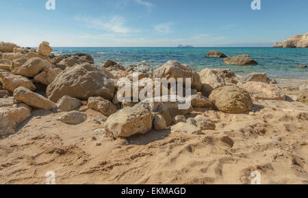 Les formations de grès impressionnant rocher sur la plage rouge, de la baie de Messara et vue sur la mer de Libye, Matala, Grèce. Banque D'Images