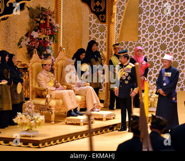 Bandar Seri Begawan, Brunei. 12 avril, 2015. Brunéi le Sultan Hassanal Bolkiah (2e R avant) assiste à la cérémonie de mariage royale de son fils le Prince Abdul Malik et Dayangku Raabi'atul 'Adawiyyah Pengiran Haji Bolkiah dans l'Nurul Iman Palace à Bandar Seri Begawan, Brunei, le 12 avril 2015 Crédit : © Xinhua/Alamy Live News Banque D'Images