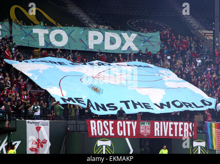 12 avril 2015 : Portland épines fans afficher un tifo en déclarant leur amour pour leur équipe avant l'avancée NWSL action entre les Boston Breakers et Portland épines à Providence Park, Portland, OR Banque D'Images