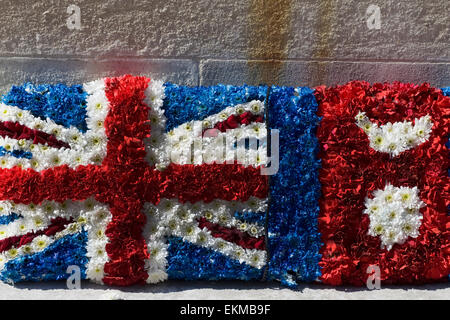 Union Jack guirlande faite de vrai fleurs avec une colombe Banque D'Images