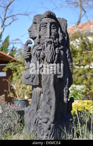 Une statue avec de nombreux visages dans un jardin Banque D'Images