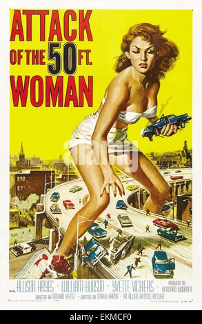 Vieux film poster "Attaque de la femme de 50 pieds" un faible budget américain de 1958 la science-fiction film produit par Bernard Woolner pour Allied Artists Pictures Banque D'Images