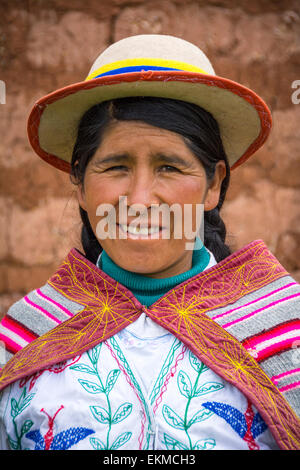Femme Quechua portant des vêtements traditionnels et hat dans Misminay Village, Vallée Sacrée, le Pérou. Banque D'Images
