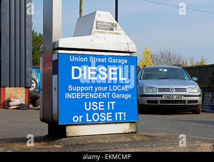 Signer sur une pompe à essence à Bishops Castle, Shropshire, England UK Banque D'Images