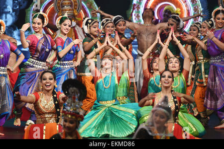 Hanovre, Allemagne. Apr 12, 2015. Danse interprètes lors de la cérémonie d'ouverture de la foire de Hanovre à Hanovre, Allemagne, 12 avril 2015. La foire industrielle se déroule du 13 avril au 17 avril 2015. Cette année, le pays partenaire est l'Inde. Photo : SPATA OLE/dpa/Alamy Live News Banque D'Images