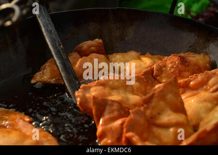 Des samosas fryed directement à partir de l'huile chaude ou de panoramique Banque D'Images