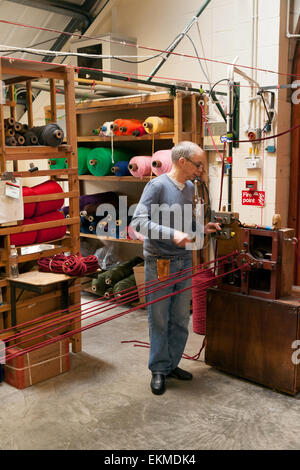 Un ropemaker fabrication de cordes, Hawes, Yorkshire UK Banque D'Images