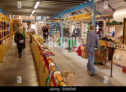 Les personnes à la recherche à l'usine de fabrication des cordages, Hawes, Wensleydale, Yorkshire, Angleterre, Royaume-Uni Banque D'Images