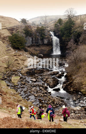 Les adolescents font leur Duc d'Édimbourg à Thornton, rivière cascade Force Twiss, Yorkshire, Angleterre, Royaume-Uni Banque D'Images