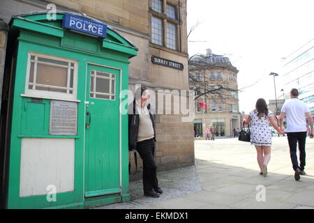 Les gens par la police verte fort sur Surrey Street dans le centre-ville de Sheffield, Sheffield, South Yorkshire, Angleterre, Royaume-Uni - Printemps Banque D'Images