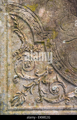 Détail sur une pierre tombale dans le cimetière de St Jean le Baptiste, dans le village de Chelmorton, Derbyshire. Banque D'Images