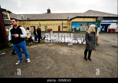 Des photographies de membres de l'IRA décédé sur l'affichage avant l'Insurrection de Pâques commémoration à Derry, Londonderry le 05 avril 2015. Banque D'Images