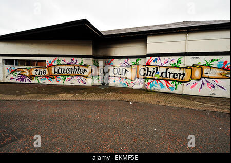 Une murale politique dans le Bogside, Derry, Londonderry citant IRA gréviste de la faim Bobby Sands. Banque D'Images