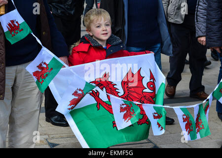 Petit garçon tenant le drapeau national du pays de Galles à la casserole le monde Celte International festival à Derry, Londonderry Banque D'Images