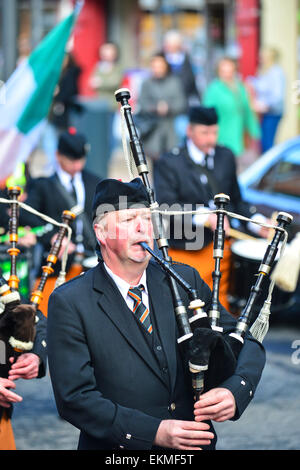 Piper irlandais jouant à la casserole le monde Celte festival à Derry, Londonderry, en Irlande du Nord. Banque D'Images