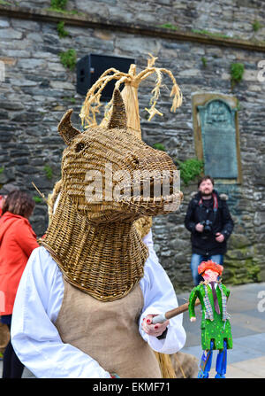 L'Armagh Rhymers (mimes) effectuer leurs mumming irlandais au 44e Festival Pan Celtic Nations Unies à Londonderry (Derry). Banque D'Images