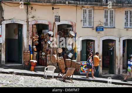 Salvador de Bahia, Brésil, une boutique de la rue des instruments de musique typiques locaux sur la Ladeira do Carmo. Banque D'Images