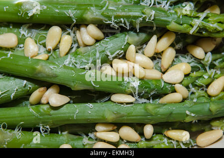 Libre d'asperges aux noix de pin et fromage râpé Banque D'Images