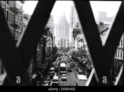 Regardant vers le bas, East Broadway NYC sur le pont de Manhattan - Film Banque D'Images