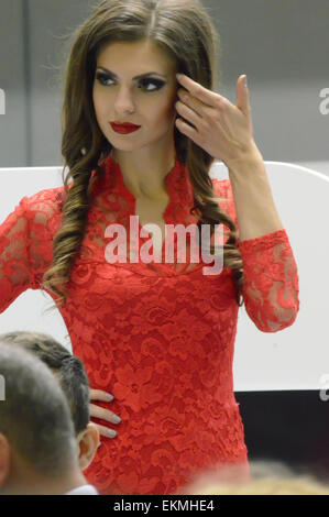 Expo photo 2015. Les jeunes femmes de Moscou en rouge modèle dress posing Banque D'Images