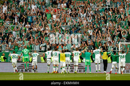 Budapest, Hongrie. 12 avril, 2015. Les coéquipiers de Ferencvaros remercie pour le soutien de l'fans au cours de Ferencvaros contre Ujpest OTP Bank League football match à Groupama Arena. Credit : Laszlo Szirtesi/Alamy Live News Banque D'Images