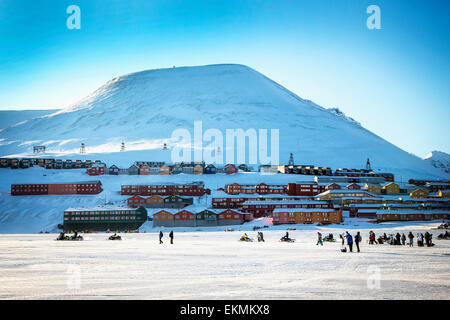 Vue globale de la ville de Longyearbyen au Spitzberg Spitzberg sur,la Norvège avant l'éclipse totale. Banque D'Images