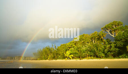 Arc-en-ciel au petit matin sur une plage au Queensland Banque D'Images