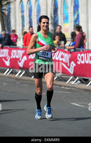 Brighton, UK. Apr 12, 2015. Sarah Kingston 4ème place et le 1er athlète britannique dans la course de la femme au Marathon de Brighton, Brighton, England, UK Dimanche 12 Avril 2015 Credit : KEITH MAYHEW/Alamy Live News Banque D'Images