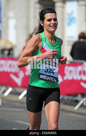 Brighton, UK. Apr 12, 2015. Sarah Kingston 4ème place et le 1er athlète britannique dans la course de la femme au Marathon de Brighton, Brighton, England, UK Dimanche 12 Avril 2015 Credit : KEITH MAYHEW/Alamy Live News Banque D'Images