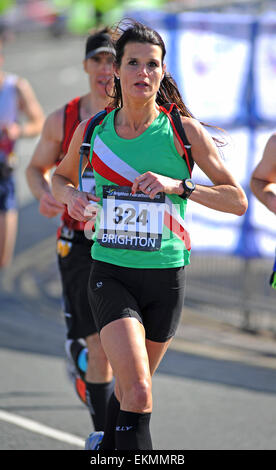 Brighton, UK. Apr 12, 2015. Sarah Kingston 4ème place et le 1er athlète britannique dans la course de la femme au Marathon de Brighton, Brighton, England, UK Dimanche 12 Avril 2015 Credit : KEITH MAYHEW/Alamy Live News Banque D'Images