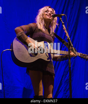 Nina Nesbitt en live sur la scène du centre de Brighton comprend : Nina Nesbitt Où : Brighton, Royaume-Uni Quand : 08 Oct 2014 Banque D'Images