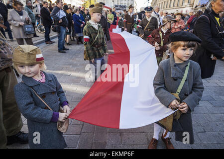 Varsovie, Mazovie, Pologne. Apr 12, 2015. Les enfants dans les rues de Varsovie habillé comme II Guerre mondiale dans le front principal de la marche en mémoire des plus de 20 000 Polonais tués dans la forêt de Katyn durant la Deuxième Guerre mondiale par les forces de sécurité soviétique appelé NKVD. © Celestino Arce/ZUMA/ZUMAPRESS.com/Alamy fil Live News Banque D'Images