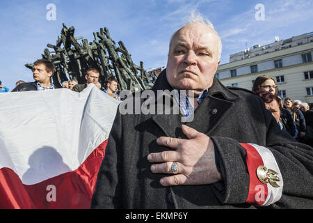 Varsovie, Mazovie, Pologne. Apr 12, 2015. Un homme à Varsovie montre du respect au cours de la marche en mémoire des morts de plus de 20 000 Polonais tués par les forces de sécurité soviétique, NKVD, au cours de la II Guerre mondiale dans la forêt de Katyn. © Celestino Arce/ZUMA/ZUMAPRESS.com/Alamy fil Live News Banque D'Images