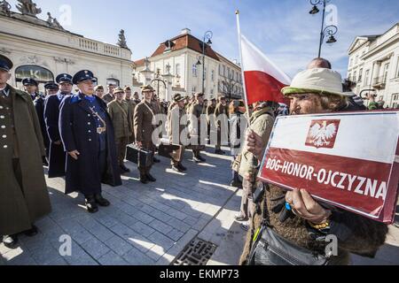 Varsovie, Mazovie, Pologne. Apr 12, 2015. Vieille Femme à Varsovie avec une affiche disant ''God-honneur-patrie'' soutenir la marche en mémoire des plus de 20 000 Polonais tués dans la forêt de Katyn durant la Deuxième Guerre mondiale par les forces de sécurité soviétique appelé NKVD. © Celestino Arce/ZUMA/ZUMAPRESS.com/Alamy fil Live News Banque D'Images