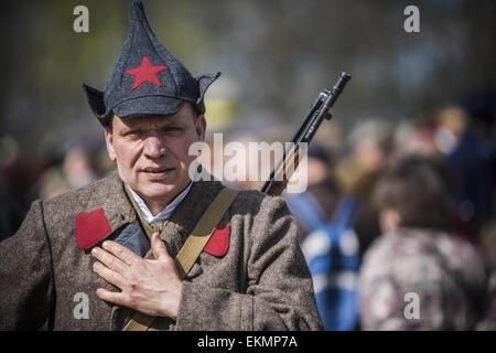 Varsovie, Mazovie, Pologne. Apr 12, 2015. Participant habillé en soldat russe du 40 mars au cours de la à Varsovie en mémoire des plus de 20 000 Polonais tués dans la forêt de Katyn durant la Deuxième Guerre mondiale par les forces de sécurité soviétique appelé NKVD. © Celestino Arce/ZUMA/ZUMAPRESS.com/Alamy fil Live News Banque D'Images