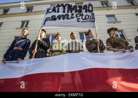 Varsovie, Mazovie, Pologne. Apr 12, 2015. Les jeunes à Varsovie habillé comme le 40Â's avec une bannière à la mémoire des massacres de polonais dans les forêts de Katyn durant la Deuxième Guerre mondiale par les forces de sécurité soviétique appelé NKVD. © Celestino Arce/ZUMA/ZUMAPRESS.com/Alamy fil Live News Banque D'Images