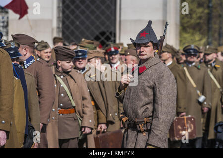 Varsovie, Mazovie, Pologne. Apr 12, 2015. Participant habillé en soldat russe du 40 mars au cours de la à Varsovie en mémoire des plus de 20 000 Polonais tués dans la forêt de Katyn durant la Deuxième Guerre mondiale par les forces de sécurité soviétique appelé NKVD. © Celestino Arce/ZUMA/ZUMAPRESS.com/Alamy fil Live News Banque D'Images