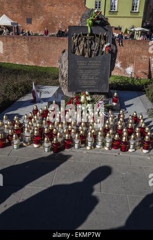 Varsovie, Mazovie, Pologne. Apr 12, 2015. Monument commémoratif de Katyn avec des bougies durant la période de mars à Varsovie en mémoire des plus de 20 000 Polonais tués dans la forêt de Katyn durant la Deuxième Guerre mondiale par les forces de sécurité soviétique appelé NKVD. © Celestino Arce/ZUMA/ZUMAPRESS.com/Alamy fil Live News Banque D'Images