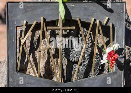 Varsovie, Mazovie, Pologne. Apr 12, 2015. Plaque commémorative à Katyn, dans le mois de mars à Varsovie en mémoire des plus de 20 000 Polonais tués dans la forêt de Katyn durant la Deuxième Guerre mondiale par les forces de sécurité soviétique appelé NKVD. © Celestino Arce/ZUMA/ZUMAPRESS.com/Alamy fil Live News Banque D'Images